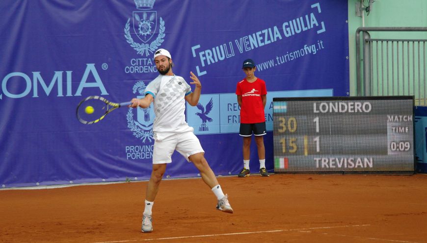 Tennisspieler vor einer Tennisblende