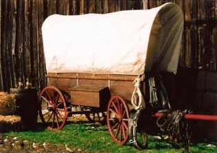 klassischer Planwagen im Wilden Westen