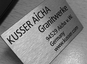 Schild mit Lasergravur